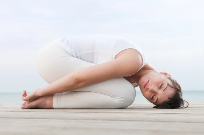 Esta es la postura de yoga que promete recuperar 4 horas de sueño