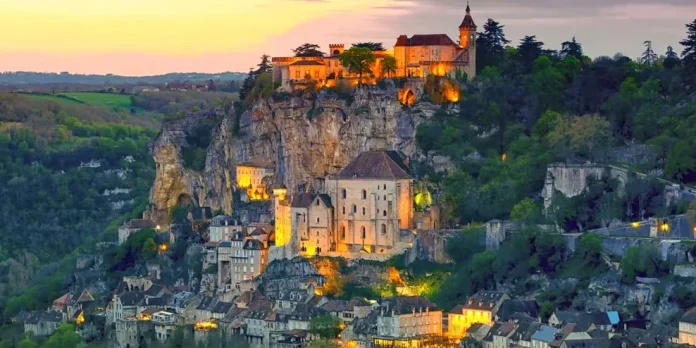 El pueblo más impresionante de Francia, construido entre acantilados