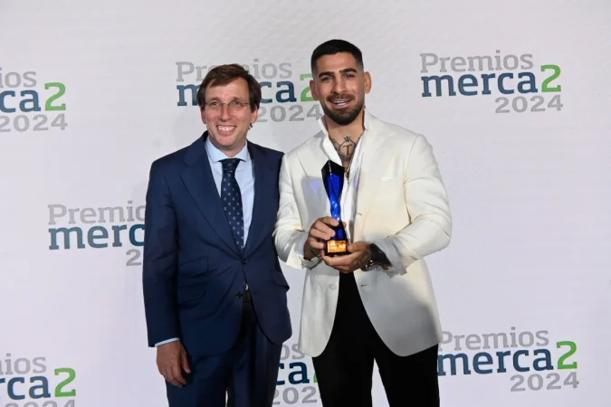 Ilia Topuria, la leyenda viva de la UFC, recibe el premio al éxito y desarrollo del Deporte de manos de José Luis Martínez-Almeida, alcalde de Madrid