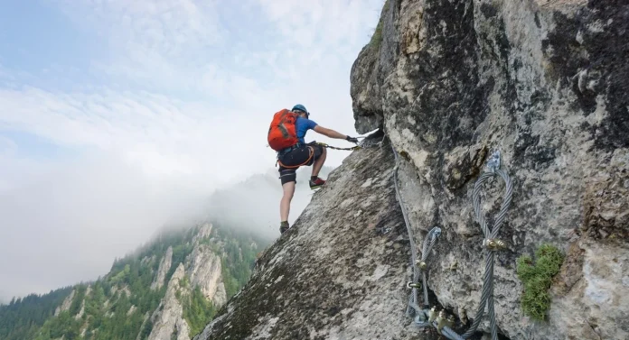 Así duermen los alpinistas, el vídeo viral que te dejará helado.