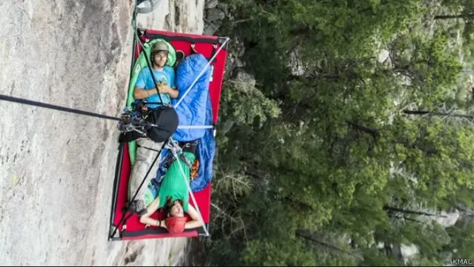 Así duermen los alpinistas, el vídeo viral que te dejará helado