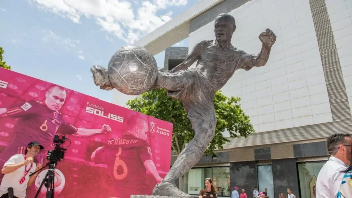 Con Andrés Iniesta, estos son los futbolistas que tienen su propia estatua