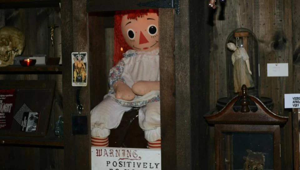 El mito de Annabelle, el objeto más maldito dentro del museo Warren