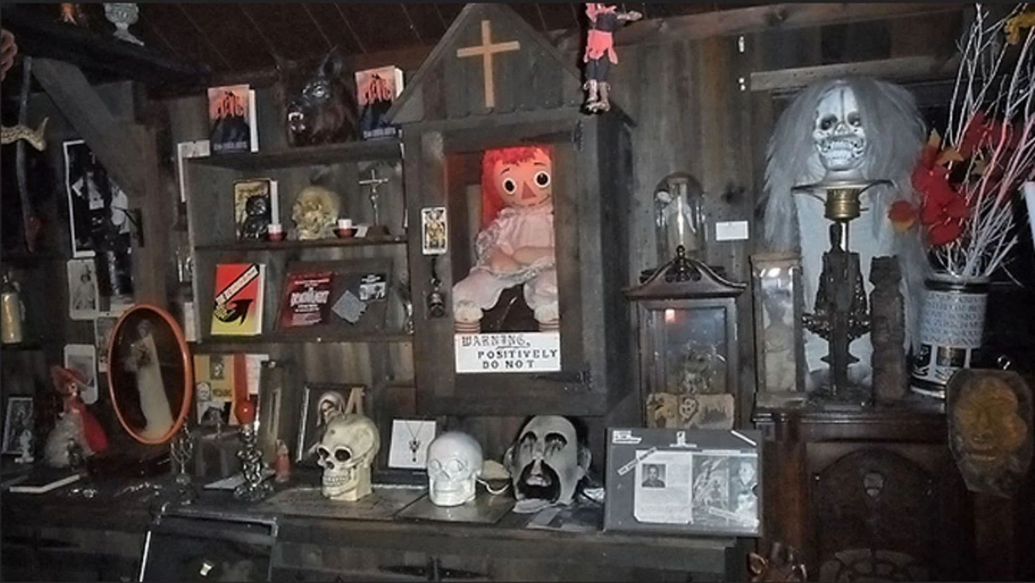 El inquietante museo de la familia Warren y la razón por lo que la muñeca debe estar tras una vitrina sagrada