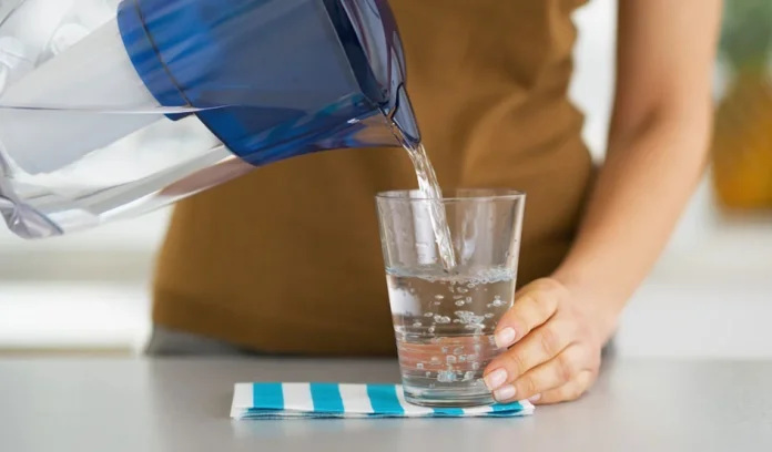 Adiós al mito de los 8 vasos: la verdad sobre la cantidad de agua que deberíamos beber diariamente, según una uróloga