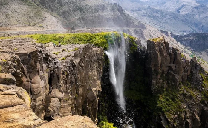 La asombrosa cascada invertida en Chile que los científicos no pueden explicar