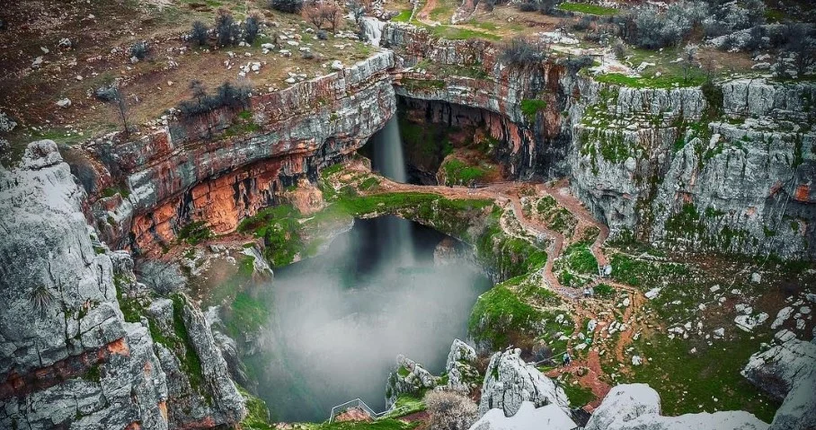 Así es la cascada de los tres puentes que enloquece a los científicos