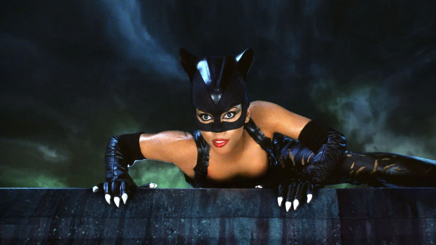 Catwoman, la villana que logró destruir la carrera de Halle Berry