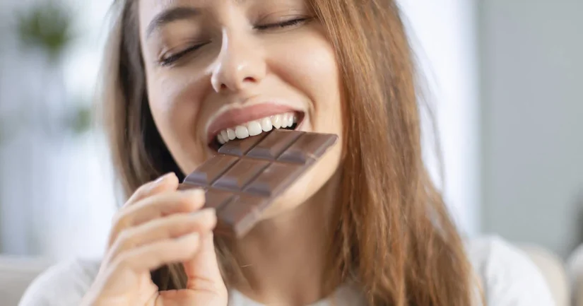 Beneficios del chocolate y compresas térmicas para aliviar el dolor menstrual 