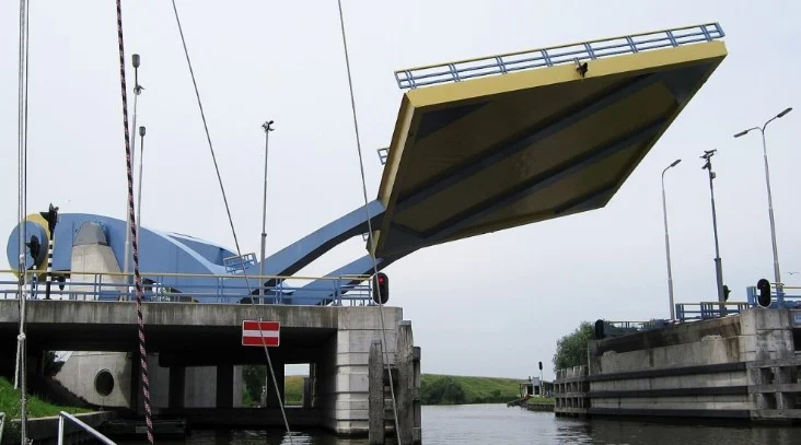 Ingeniería futurista crea puente movible en Holanda flipante