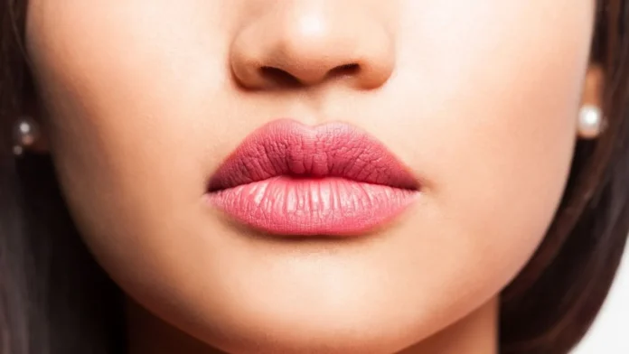 El truco viral para aumentar el tamaño de tus labios de forma natural