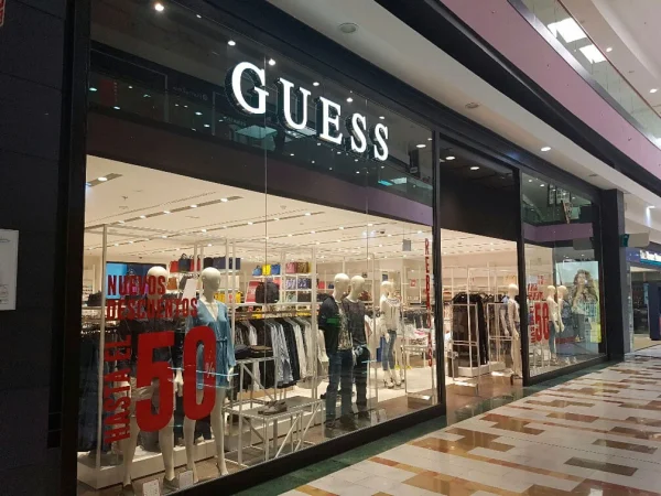 nueva tienda guess en portal de la marina Merca2.es