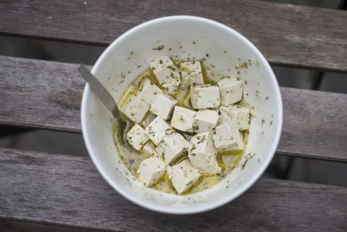 Prepara tofu en fetas al estilo mediterráneo en casa y sorprende a todos