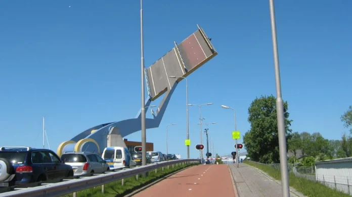 Ingeniería futurista crea puente movible en Holanda flipante