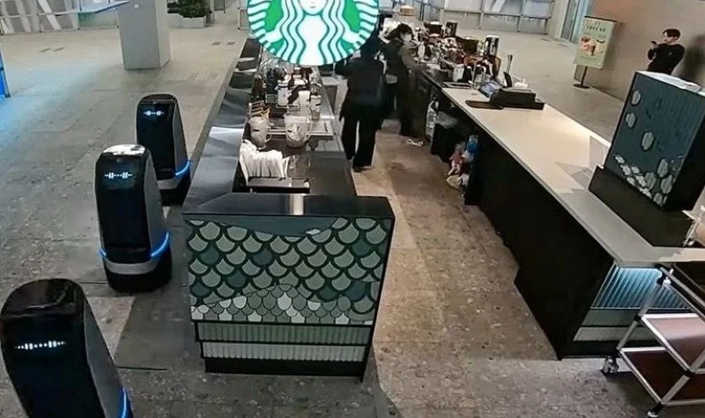 Starbucks inaugura su local 100% robotizado