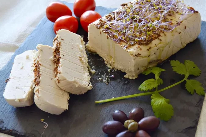 Prepara tofu en fetas al estilo mediterráneo