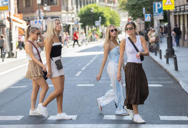 El creciente protagonismo de las mujeres que viajan solas en la demanda ...