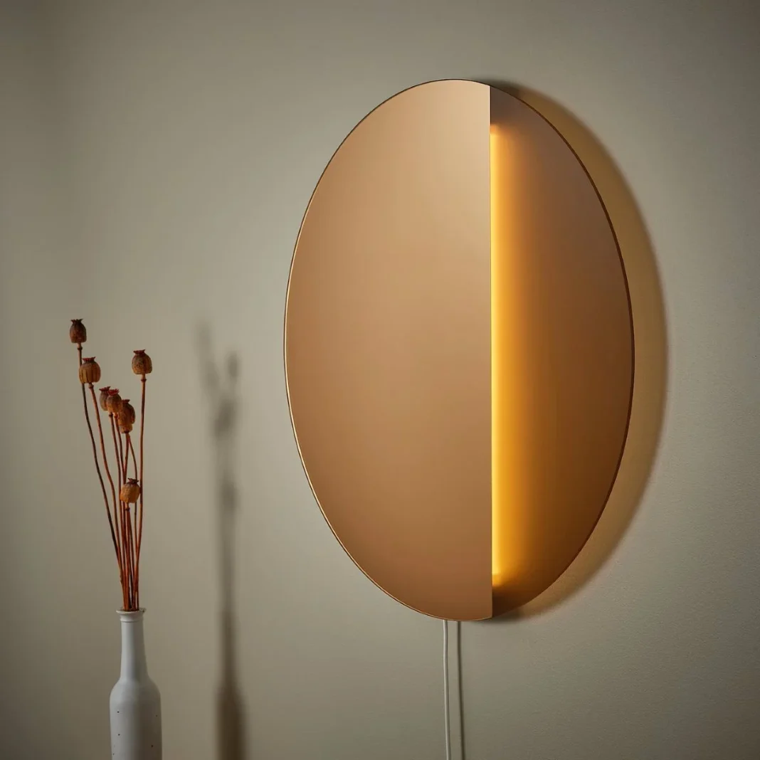 Decora e ilumina la habitación que quieras de tu casa con este espejo y lámpara de Ikea