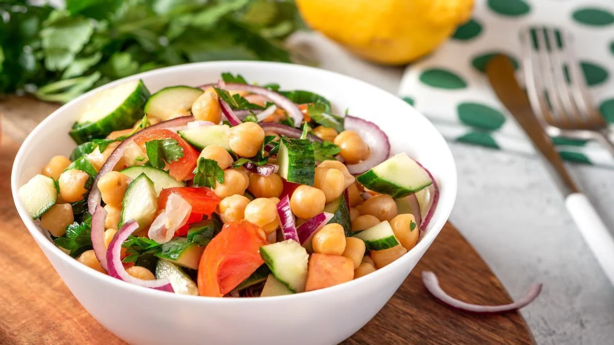 Ensalada mediterránea de garbanzos, una forma refrescante de seguir tomando legumbres en verano