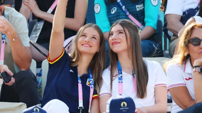 La vela es también uno de los deportes que se pueden practicar en el Atlantic College, el centro donde terminó el bachillerato Leonor y donde la ha seguido su hermana Sofía. Los alumnos tienen la ocasión de navegar en la costa de Gales. Parece que Leonor y Sofía pasan largos días en la piscina de Marivent, Pero también son unas enamoradas y del mar y les gusta pasar largas jornadas de playa. Suelen navegar por la costa balear hacia las calas más remotas. La revista Semana asegura que hacen escapadas secretas en el barco que alquila la familia real todos los veranos para moverse por la costa mallorquina. Aunque no hay fotos de estas escapadas, es sabido que la realeza española suele acudir a la cercana y paradisíaca isla de Cabrera, donde es posible que disfruten de una mayor privacidad.