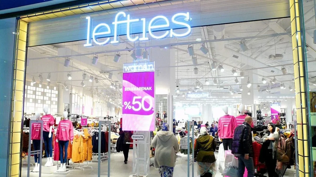 Lefties tiene las gabardinas perfectas para el otoño por menos de 30 euros