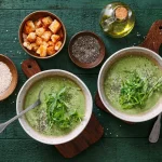 Limpia tu cuerpo por dentro con esta sopa depurativa de brócoli y aguacate