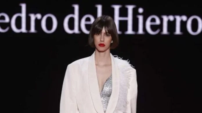 La blusa de Pedro del Hierro en rebajas ideal para combinar con pantalón blanco