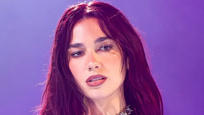 El rojo espectacular de Dua Lipa