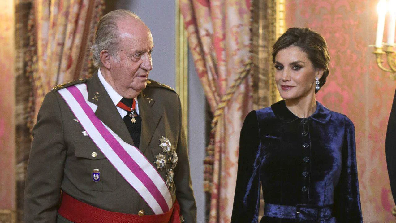 Pilar Eyre destapa el vicio común que comparten la reina Letizia y su suegro el rey emérito