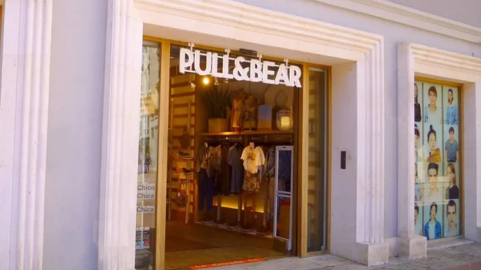 Pull&Bear tiene las faldas midi más frescas del verano en oferta hasta mañana