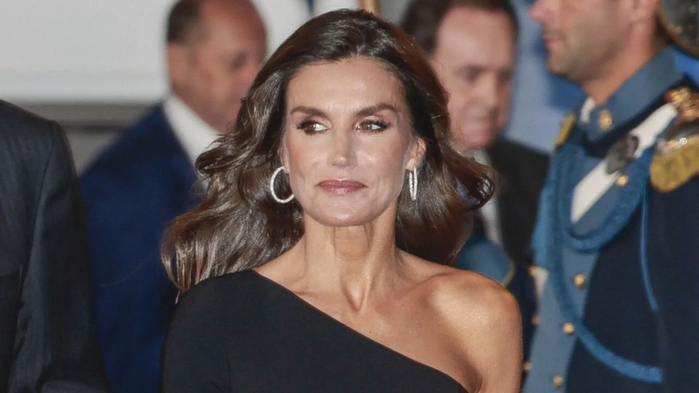 Los escotes de la reina Letizia: desde el ‘falso’ palabra de honor de Lorenzo Caprile hasta el atrevido escotazo trampantojo