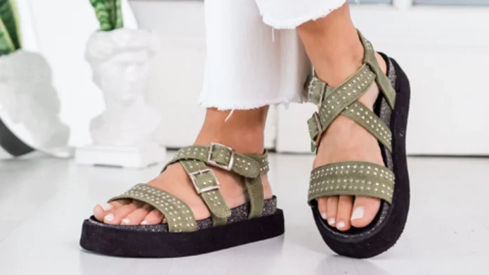 Aprovecha la oferta de Guess: sandalias planas de ensueño a menos de 38 euros