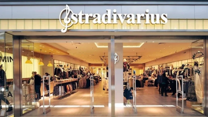 Por 15 euros, el pantalón fluido de Stradivarius que no puede faltar en tu armario esta temporada