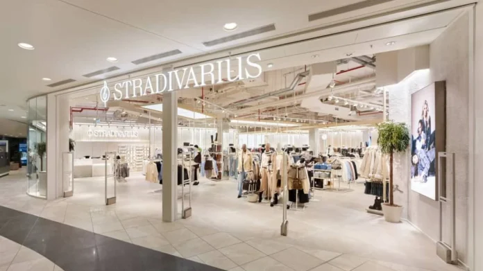 Stradivarius tiene el vestido perfecto por 35 euros: disimula barriga y cubre rodilla