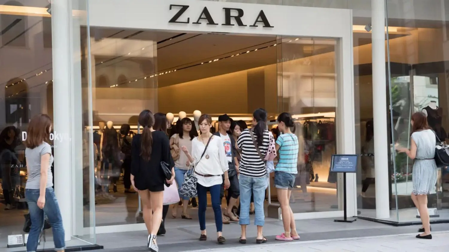 Zara tiene una colección de vestidos cortos con manguita que te va a volver loca