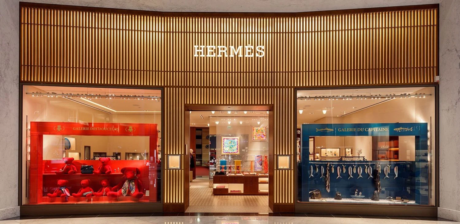 Hermès desafía a Louis Vuitton y se queda en Francia mientras sube precios