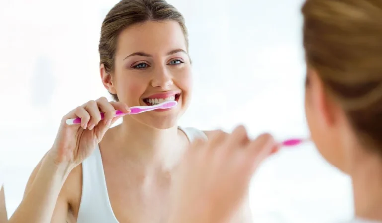 Consecuencias de usar el cepillo de dientes después de comer 