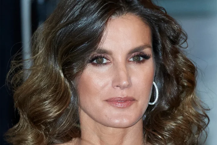 Luce como de la realeza con la fabulosa rutina secreta de skincare de la reina Letizia