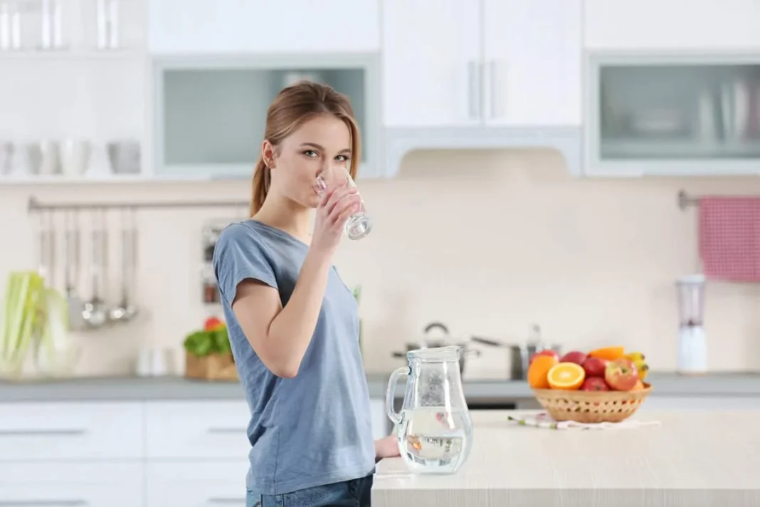 El momento ideal del día para tomar agua con limón y perder peso 