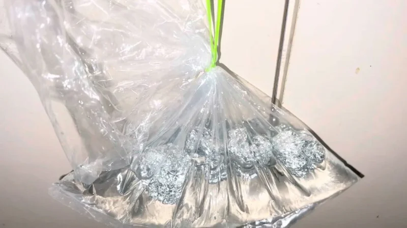 Truco casero con papel de aluminio para decir adiós a las moscas