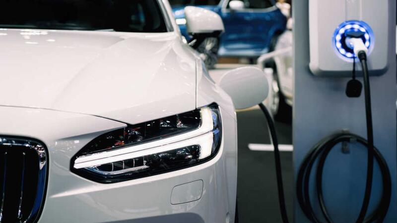 China impulsa un alza del 21% en ventas de vehículos eléctricos en julio, desafiando la tendencia en Europa