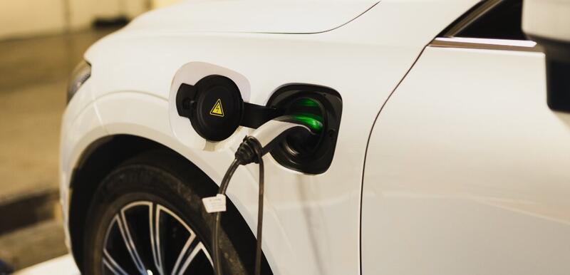 La cara oculta de los vehículos eléctricos premium: mantenimiento 85% más costoso que modelos convencionales