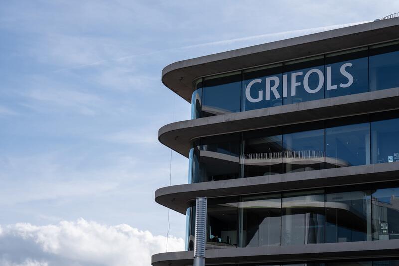 Grifols sube un 3,8% en Bolsa mientras circulan rumores sobre OPA de Brookfield