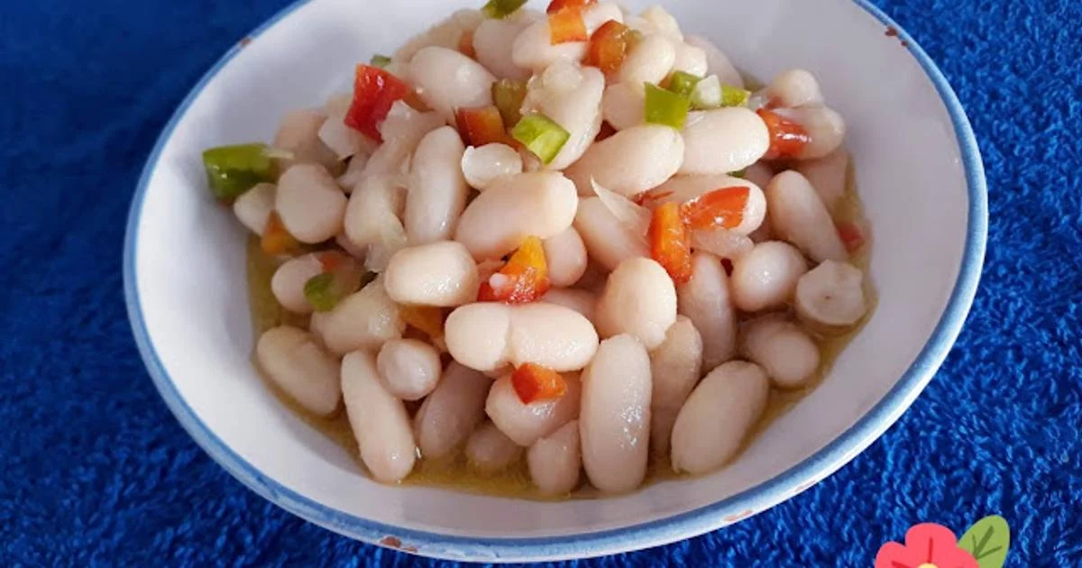 Ensalada de alubias blancas en 30 minutos: la receta refrescante y fácil que necesitas este verano, con un truco infalible