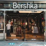 Este bolso de Bershka: el accesorio que te hará brillar esta temporada