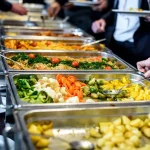 Llevarse comida del buffet del hotel: ¿es legal y puedes pedir un tupper?  