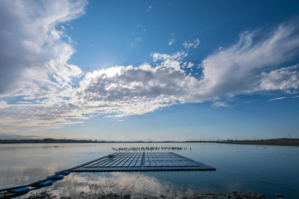 ‘High tech’ con acento extremeño: SferaOne instala placas solares flotantes en un lago azerí