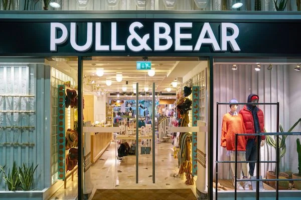 Pull&Bear lanza una colección de verano que se puede llevar todo el año