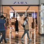 Zara está arrasando este verano con los tops con flores 3D que son autentica tendencia