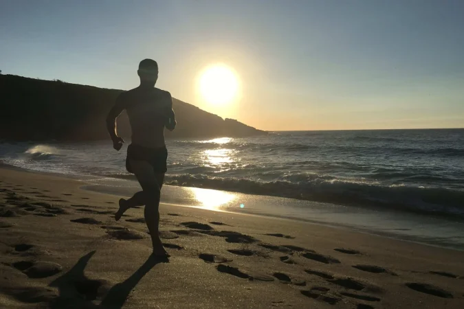 Álex González revela los beneficios de correr por la playa